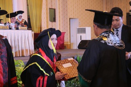 Raih Gelar Doktor, Ipih Hidawati Dinobatkan Sebagai Wisudawati Terbaik di Wisuda ke-5 UIN Siber Syekh Nurjati Cirebon